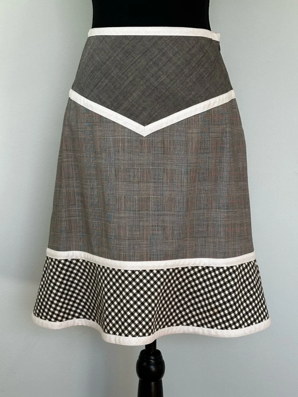 Chic Vintage Moschino Gray Plaid Skirt with White Trim and Gingham Accents - Picture 1 of 6